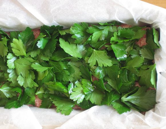 Затем - следующую порцию фарша и петрушку......