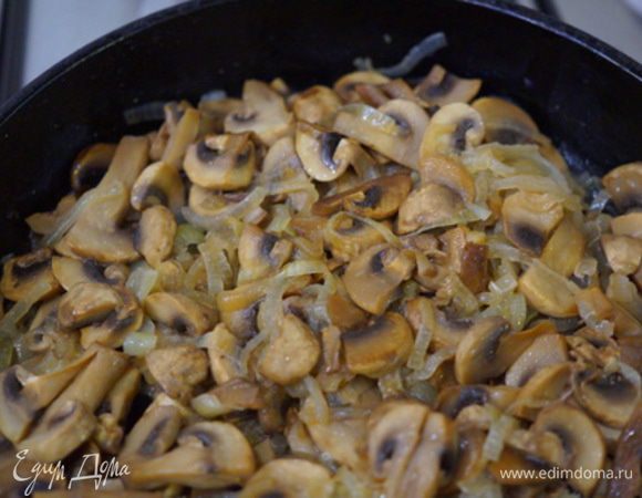 Обжариваем грибы, затем добавляем лук, нарезанный полукольцами, продолжаем жарить на подсолнечном масле, солим. Грибы почти головы. 