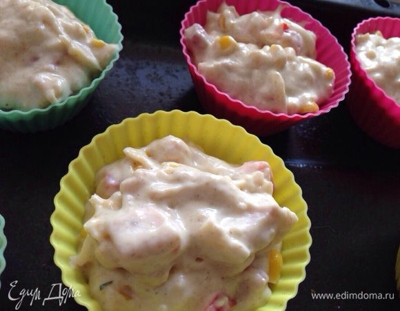 Разложить тесто по формочкам.И отправить в предварительно разогретую духовку до 180 градусов,на 20-25 минут.