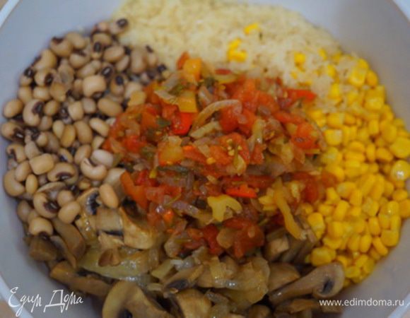 Берем помытый рис, кукурузу (слить), фасоль,  обжаренные  грибы, добавляем сальсу  из домашней заготовки ( я ниже напишу рецепт ее), солим. Не забываем про чили и орегано, я положила еще щепотку сушеной мяты. Вот теперь все хорошо смешиваем.