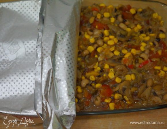 Выкладываем в стеклянную форму для духовки, заливаем бульоном, плотно накрываем фольгой и ставим в духовку,  разогретую до 190*С, на 60 минут.