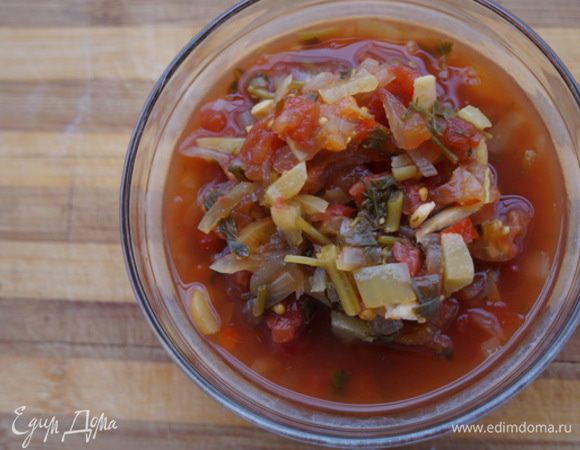 Пока запеканка готовится, напишу рецепт сальсы (соус) мексиканской. Помидоры свежие -8 чашек,очищенных от кожуры, мелко нарезанных. Лук репчатый - 2.5 чашки, мелко нарезанного. Болгарский перец (у меня зеленого цвета) - 1.5 чашки, мелко нарезанного. Перец халапеньо (я такого не знаю, потому брала самый острый стручковой) -1 стакан,  тоже измельченный. Чеснок -6 зубков, мелко нарезанного. 2 чайные ложки тмина, 2 чайные ложки молотого черного перца, 3-4 ложки соли (я брала по вкусу), 40 г сахара, 40 г уксуса. Смешать все и довести , на медленном огне, до кипения. 10 минут кипятить. Разложить в стерильные маленькие банки, закрыть крышкой и поставить на водяную баню на 10 минут. Сальса готова. Удовольствие на всю зиму.