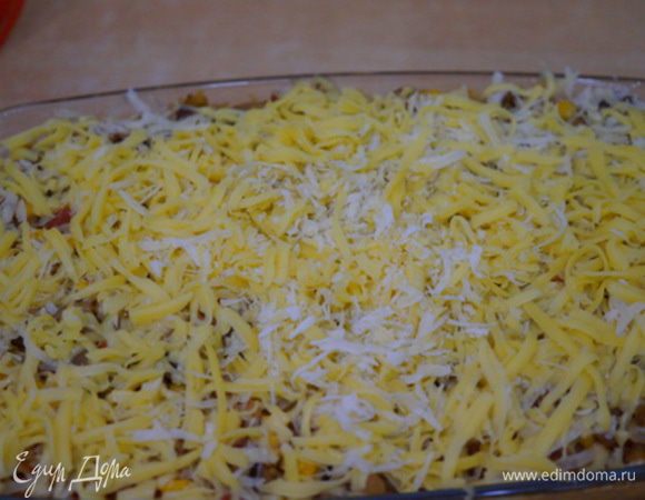 Вынимаем запеканку из духовки (контроль - до готовности риса) и присыпаем натертым сыром сверху, отправляем снова в духовку на 10-15 минут.