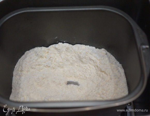 Все сухие продукты засыпаем в хлебопечку, смешиваем.