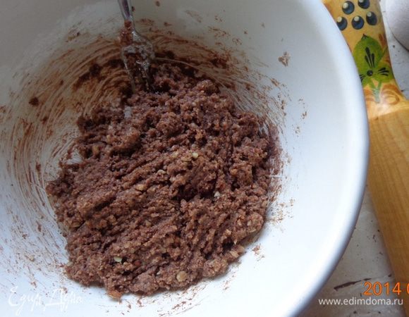 Приготовить наполнитель: размельчить песочное печенье и соединить его со всеми ингредиентами, чтобы получилась масса-"картошка"