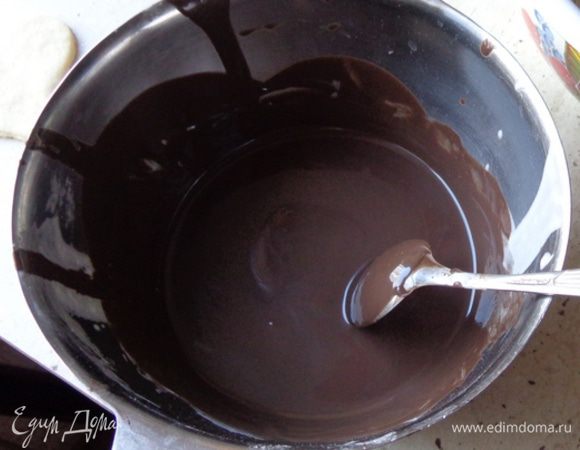 Приготовить ганаш, растопив половину плитки черного шоколада с 30 г сливочного масла и добавив 2 ст.л.сливок. Немного охладить.