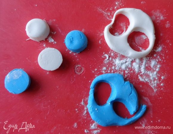 Сделать молочник из мастики.