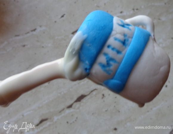 Соединить его с основой с помощью белой растопленной глазури, охладить.