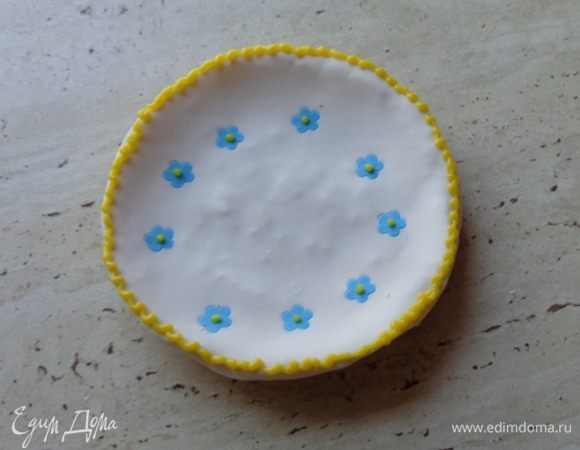 Из любого на ваш вкус песочного теста испечь основу для блюдечка и украсить его мастикой.