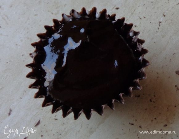 Наполнить формочку "картошкой". Сверху залить ганашем.