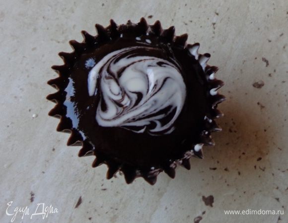 На ганаш налить немного белого шоколада и с помощью  вилочки создать иллюзию сливок в кофе.