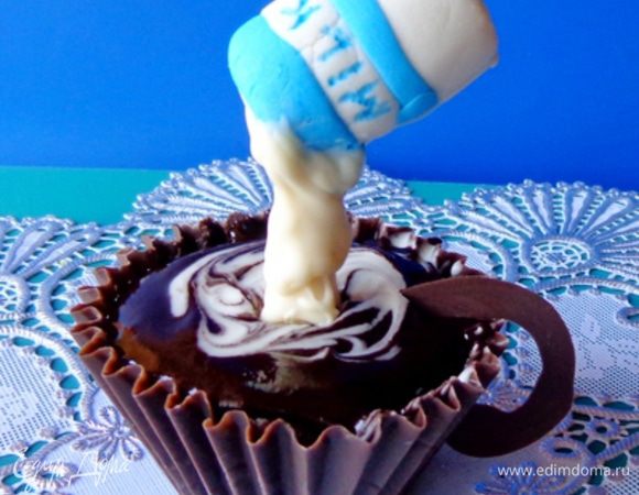 Вставить в чашку молочник. Охладить минут 15.