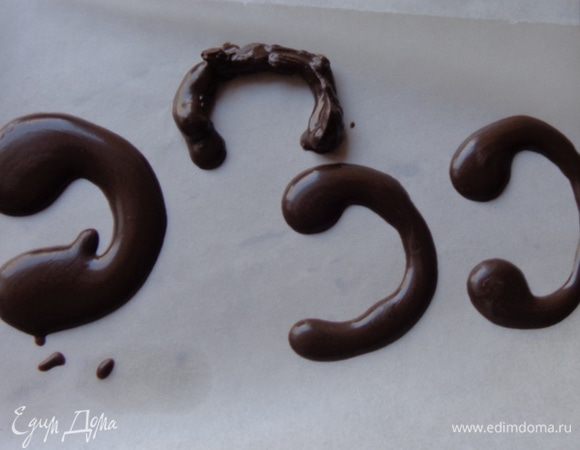 Не забыть про ручку для чашки! Ее тоже сделать заранее и дать застыть. На фото видно, что надо уловить момент, когда растопленный шоколад хорошо подходит для рисования. Для левой ручки он был слишком теплый, а для верхней - слишком охладившимся.
