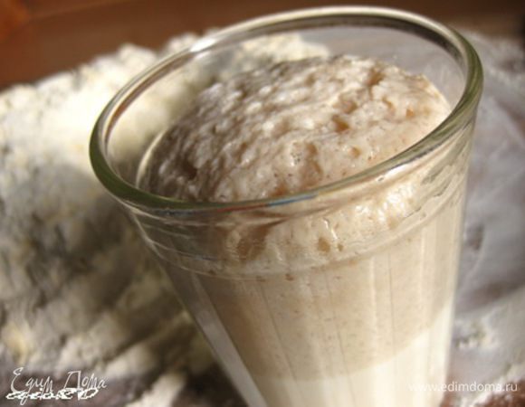 Опара.
В 50 мл теплой воды всыпать сахар и дрожжи.
Убрать в теплое место на 10-15 минут до образования пенной шапки.