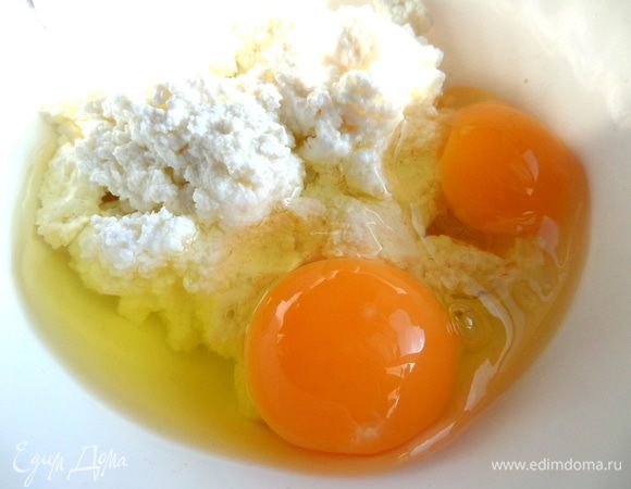 В творог вбить яйца (я ещё добавляю щепотку соли,даже меньше).