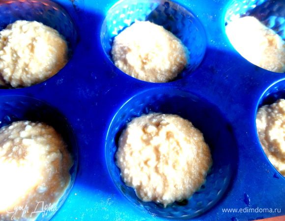 Силиконовую форму споласкиваем под струёй воды (так написано в моей инструкции было!) и заполняем по ложке массы.