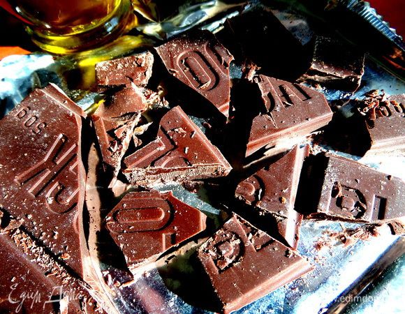 Шоколад (у меня 50%) порубить на квадратики.