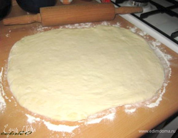 Теперь можно формировать батон.
Доску присыпать мукой, выложить тесто и раскатать в толстый пласт.