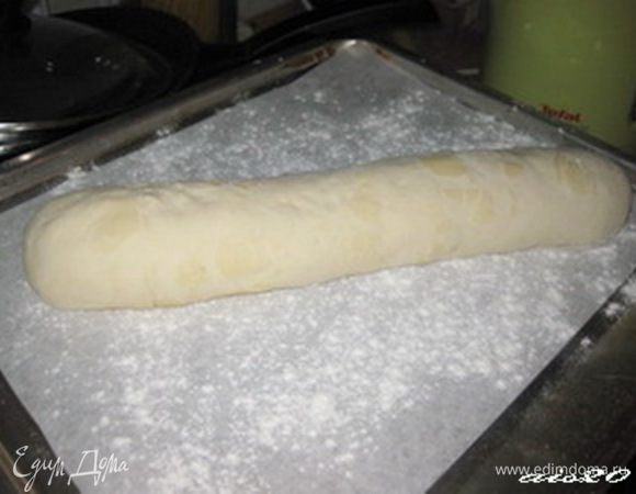 Края рулета тоже нужно подравнять, чтобы не было разных неровностей и выпуклостей, и не попадал лишний воздух.
Вот такой получился аккуратненький батончик в виде колбаски.