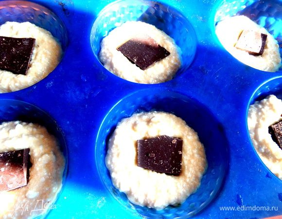 В серединку воткнуть по кусочку шоколада...