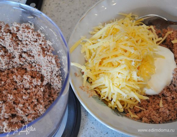 Отварить говядину. Пропустить через мясорубку или помолоть блендером. Смешать с солью, тертым сыром и сметаной.