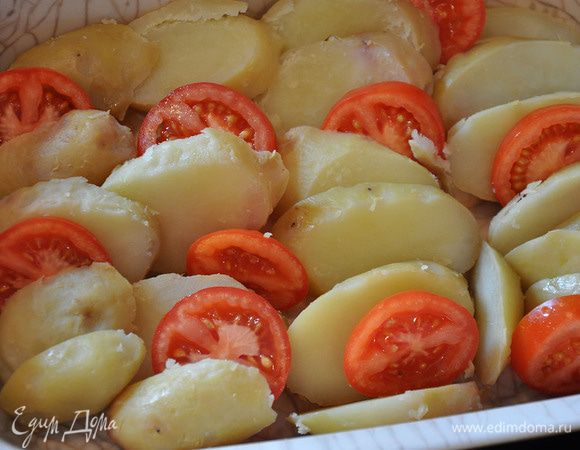 Картофель и помидоры порезать толстыми кружочками и уложить в керамическую форму. Немного посолить.
