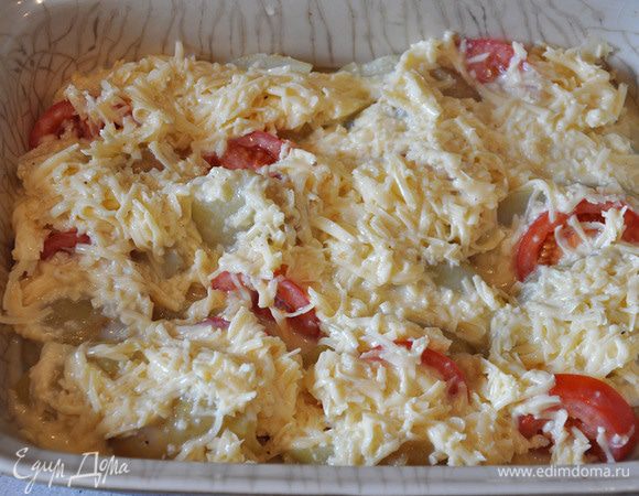Залить заправкой картофель с помидорами.