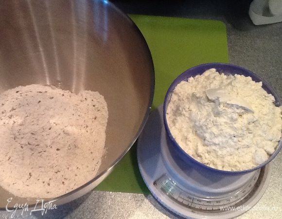 Отмеряем муку и высыпаем в чашу комбайна.