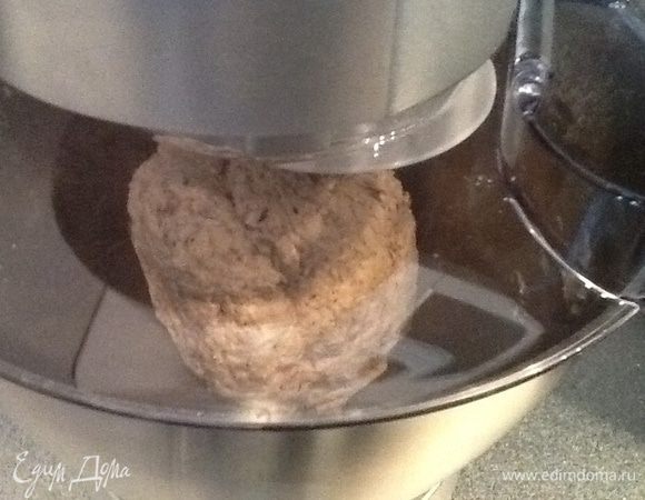 Добавляем к муке закваску,воду,соль и начинаем замешивать тесто,если тесто вам покажется слишком крутым добавьте еще воды. Начинаем замешивать на низкой скорости,затем увеличиваем и когда тесто соберется вокруг крюка месим минут 5.