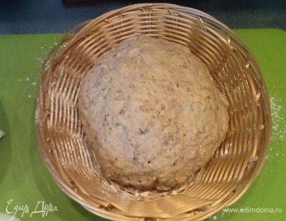 Расстоечную корзину обильно присыпаем мукой и выкладываем тесто подходить. У меня оно подошло за три часа. Я в полном восторге! Значит закваска работает!