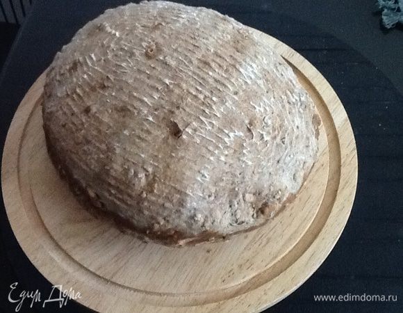 Разогреваем духовку до 200 градусов, хлебушек перекладываем на противень застеленный бумагой для выпечки и смазанный растительным маслом. Перед выпечкой духовку сбрызнете водой из пульвизатора. Выпекаем  20 минут, затем снижаем температуру до 180 и еще печем минут 25. В квартире витает очень вкусный аромат. После выпечки у хлебушка твердая корочка, я его прикрыла полотенцем  и дала отдохнуть (чуть-чуть) очень хотелось попробовать! Мякиш влажный, корочка хрустящая и он свой домашний и без дрожжей! конечно он не идеален, но как говорится, лиха беда начало.