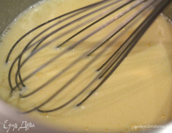 Взбить яйца с сахаром, в принципе, я взбивала в обычном блендере просто до светлого цвета.