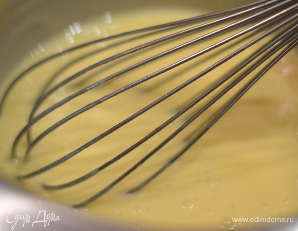 Добавить растительное масло, венчиком перемешать до однородности.