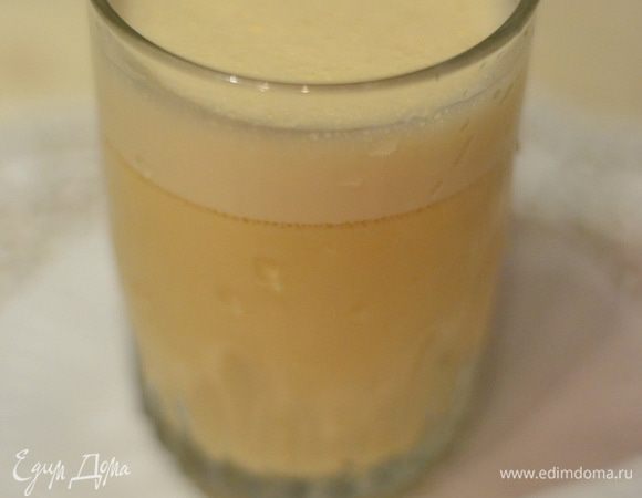 Для гоголь-моголя вылить в чашу с блендером яйца, добавить сахар и хорошенько взбить, затем подлить молока, добавить ваниль и мускатный орех, ром или бренди, взбить до однородности. Добавить смесь к жидкому тесту, венчиком перемешать.