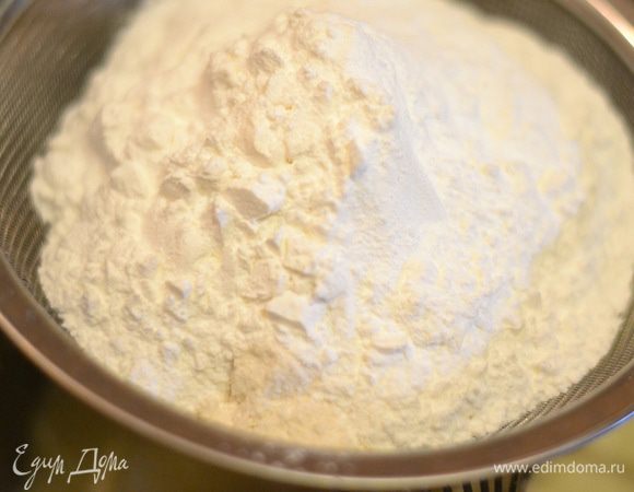 Просеять муку, крахмал, разрыхлитель и добавить к смеси.