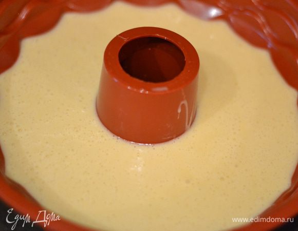 Вылить тесто в силиконовую форму, слегка смазанную сливочным маслом, и выпекать в разогретой духовке при температуре 175–180°C чуть больше часа. Я выпекала 1 час и 20 минут, накрыв верхушку пергаментом.