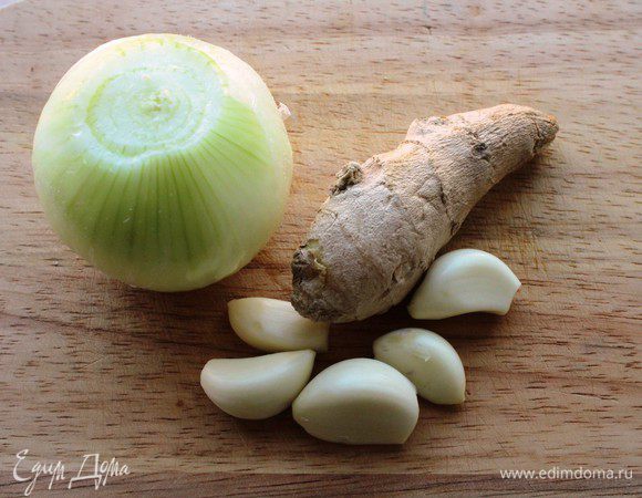 Лук, чеснок и корень имбиря очистить. Нам понадобится 2-2,5 см корня.