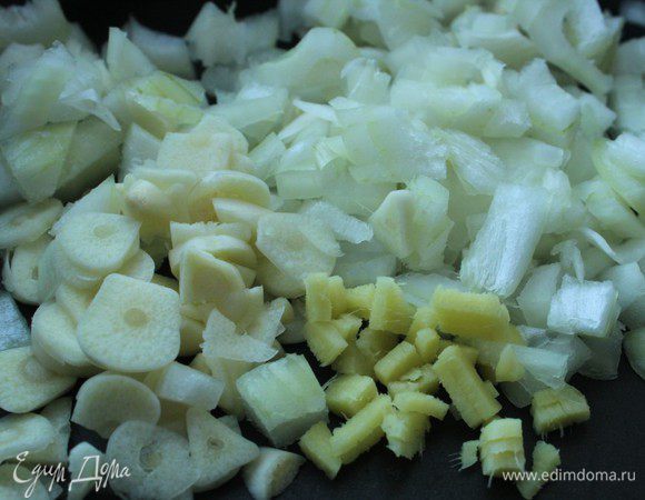 Все мелко нарезать и обжарить на оливковом масле 3-4 минуты.