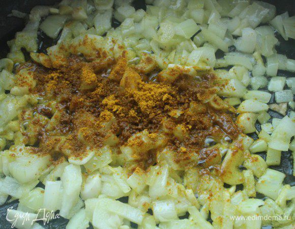 Добавить карри и сухой перец чили. Семечки из перца можно удалить, но я этого не сделала. Захотелось настоящего острого карри)))