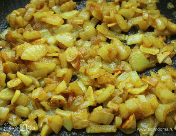 Обжаривать еще в течение 2 минут.