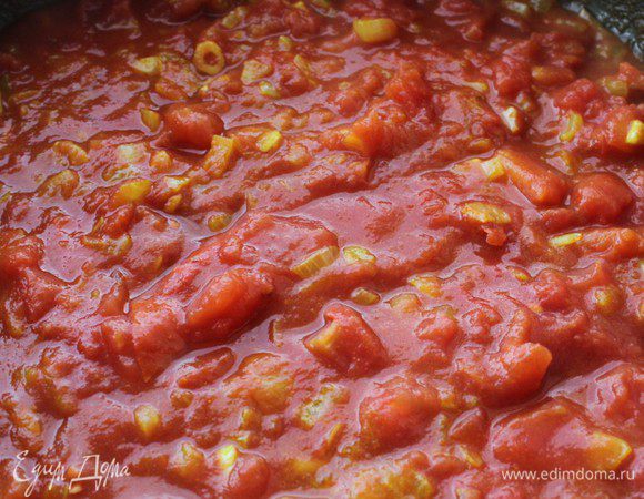 Добавить измельченные томаты вместе с соком, довести до кипения, приправить солью.