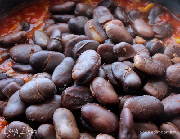Если у вас консервированные бобы, то с них слить воду и добавить в сковороду. Я использую сухие бобы. Предварительно их нужно замочить на 8-9 часов в холодной воде, а потом сварить до готовности.