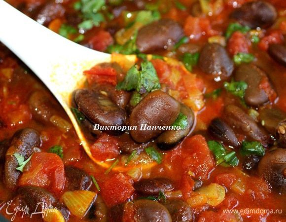 Добавить в сковороду 200 мл воды и готовить  карри 10-15 минут на среднем огне под крышкой. Часть бобов в  можно раздавить, чтобы получить более густую консистенцию блюда.  Перед подачей посыпать рубленной кинзой.  