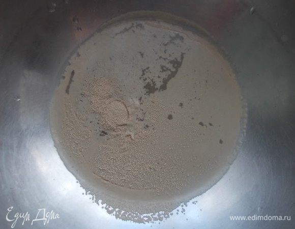 Подогреть воду и высыпать чайную ложку дрожжей с горкой. Оставить на 10-15 минут.