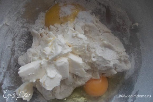 Затем добавить муку,мягкое масло,яйцо,мед и соль. Замесить тесто. Можно воспользоватся хлебопечкой.
