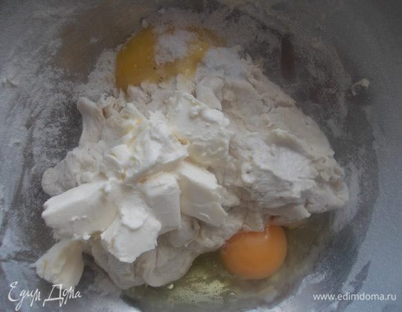 Затем добавить муку,мягкое масло,яйцо,мед и соль. Замесить тесто. Можно воспользоватся хлебопечкой.