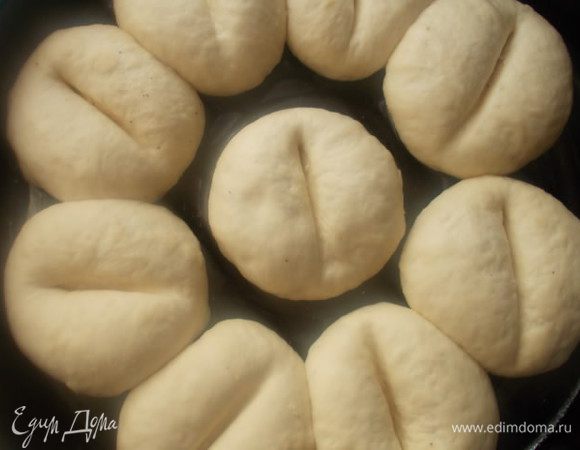 Когда булочки увеличатся в размере,возьмем ложку или тонкий карандаш и прижмем серединку булочки,чтобы получилось похоже на кофейное зернышко.