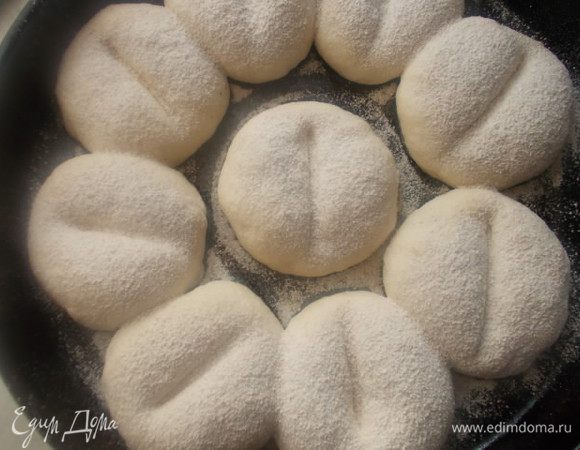 Овсянку помелем в кофемолке и через ситечко присыпем булочки. Поставим в разогретую духовку 180С, на 20 минут.