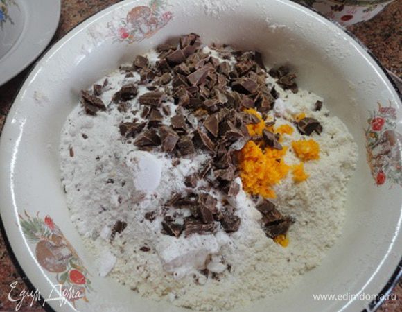 Добавить сахарную пудру, апельсиновую цедру и шоколад, поломанный на маленькие кусочки. Перемешать. Какие тут были ароматы, когда начала ломать шоколад! Если возьмете полную норму, то в выпечке используется цедра двух апельсинов, а сок 1 апельсина.
