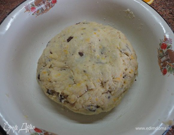 Молоко соединить с соком половины апельсина и, постепенно добавляя к сухим ингредиентам, замесить тесто, только чтобы схватилось. Возможно, понадобится не все молоко. Не вымешивайте долго тесто, чтобы оно не затянулось.